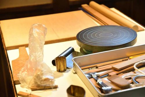 a table with a box and some tools on it at 最大10名 観光地まで徒歩5分 無料駐車場付き 函館駅車で5分 好アクセスRed penta in Hakodate