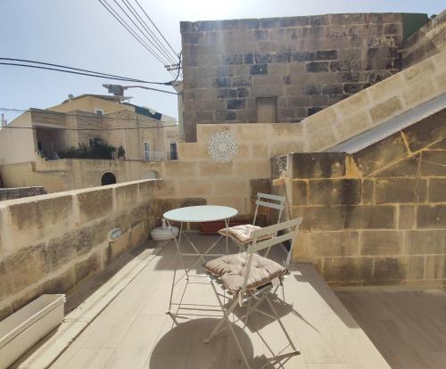 a table and chairs sitting on top of a building at Serene Respite close to Rabat in Kerċem