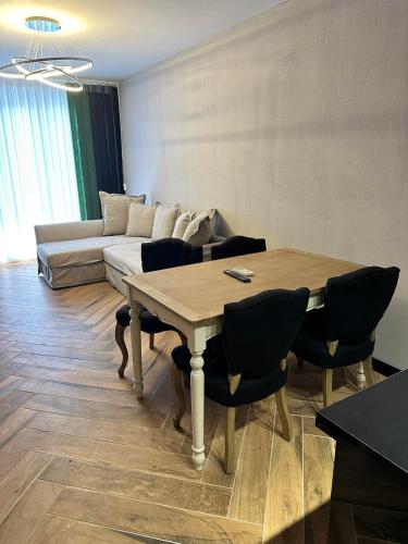 Ruang duduk di Azur Properties 24