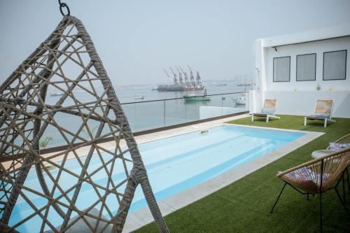 ルアンダにあるSunrise Apartmentのスイミングプール付きの建物のバルコニーから景色を望めます。