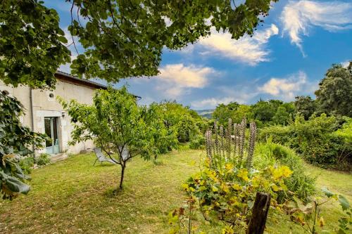 Un jardín fuera de Gite des Bois du Charme