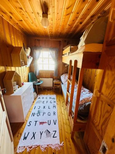 a room with two bunk beds and a window at Nydelig naturperle på Nesbyen, nær Langedrag in Nesbyen