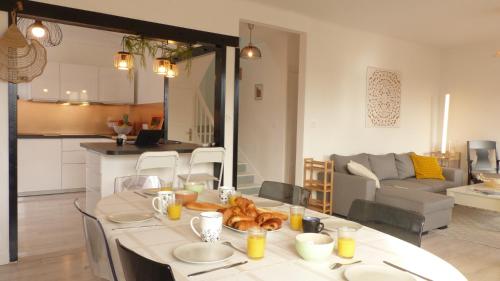 d'une cuisine et d'un salon avec une table et de la nourriture. dans l'établissement Charmante maison de vacances - Le Bono, au Bono