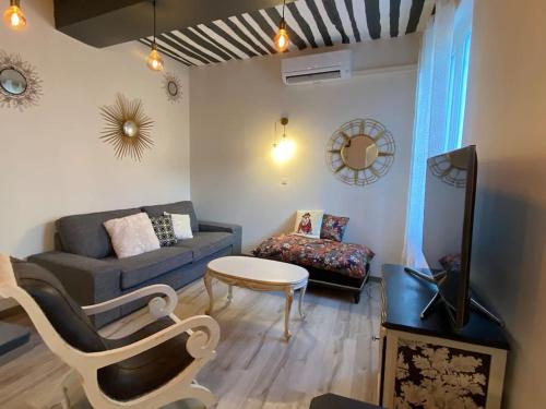 un salon avec un canapé et une table dans l'établissement Calussine maison provençale, à Pernes-les-Fontaines