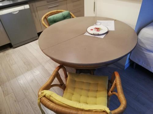 - une table à manger avec des chaises et une plaque de cuisson dans l'établissement AU PALAIS DES ROIS de MAJORQUE, à Perpignan