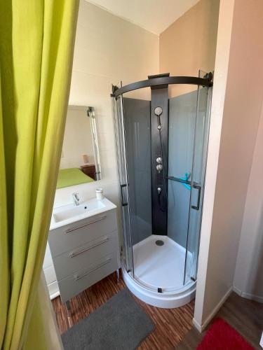 une salle de bain avec douche et lavabo dans l'établissement Maison de plage, à Châtelaillon-Plage