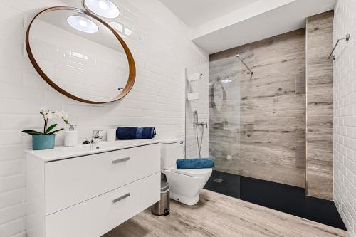a bathroom with a toilet and a mirror at Apartamento Playa Dorada Bajos in Playa Blanca