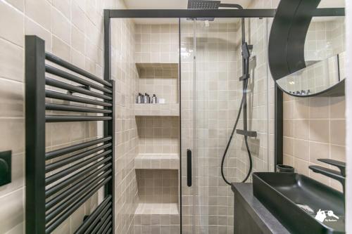 une salle de bain avec douche et lavabo dans l'établissement MBA - Louvres - Luxury Appartement, à Paris