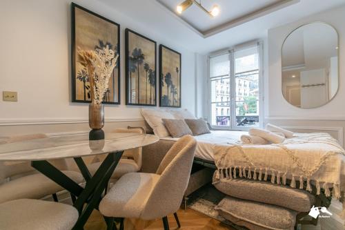 une salle à manger avec une table et des chaises dans l'établissement MBA - Louvres - Luxury Appartement, à Paris