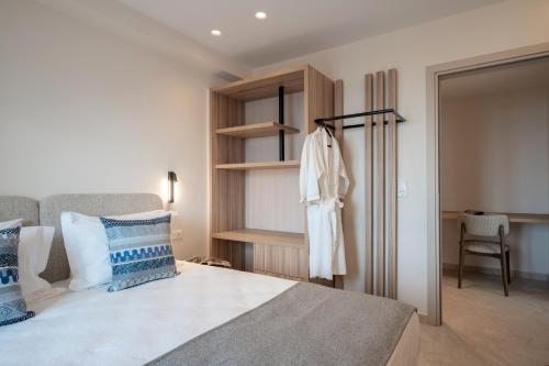 Ένα ή περισσότερα κρεβάτια σε δωμάτιο στο Anama Villas, with Pool & Views to Rethymno, By ThinkVilla
