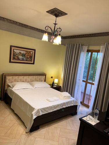 una camera da letto con un letto grande e una finestra di Sofra Resort a Durrës