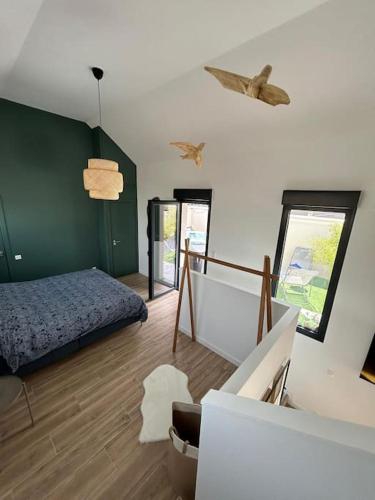 une chambre avec un lit et un escalier à l'intérieur dans l'établissement LOFT & SPA, aux Portes de Disneyland et de Paris, à Saint-Thibault-des-Vignes