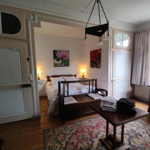 un salon avec un lit et une table dans l'établissement La Villa RYPS, à Saint-Valery-sur-Somme