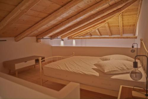 Postel nebo postele na pokoji v ubytování ΣΤΑΧΥ ΚΑΙ ΜΕΛΙ LOFt