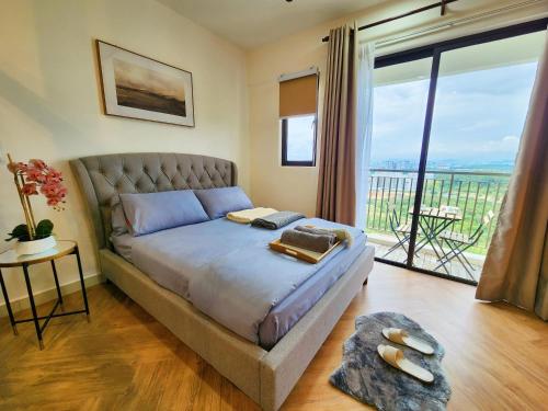 ein Schlafzimmer mit einem Bett und einem großen Fenster in der Unterkunft Bangi Tiara Imperial Studio, 1, Jalan Ilmiah BANGI in Bangi