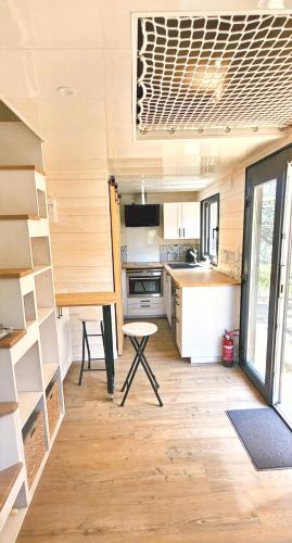 - une cuisine dans une petite maison avec une table dans l'établissement Tiny House - Mas du Soleil, à Bagnols-sur-Cèze