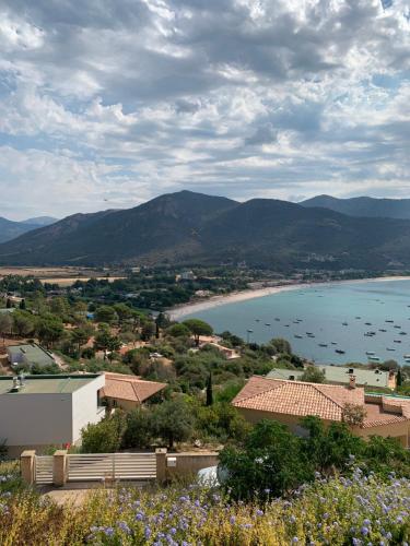 - une vue sur une étendue d'eau avec des montagnes dans l'établissement Chambre indépendante dans villa bord de mer, à Vico
