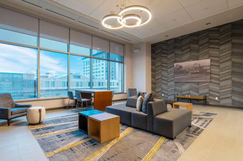 Ein Sitzbereich in der Unterkunft DoubleTree by Hilton Hotel Cedar Rapids Convention Complex