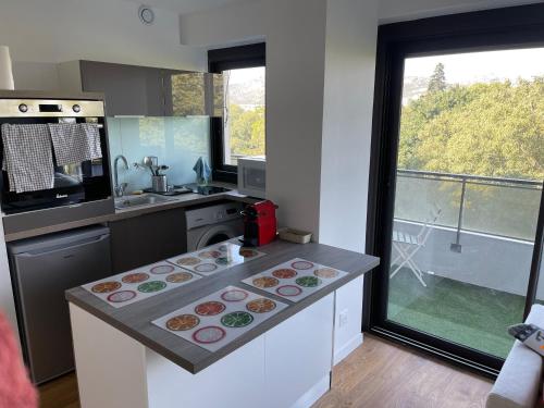 - une cuisine avec un comptoir avec des petits gâteaux dans l'établissement MIchelet st jacques saxo, à Marseille