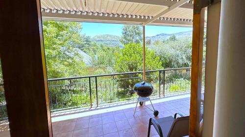 een kamer met een balkon met uitzicht op de bergen bij Clarens Butterfly Villa in Clarens