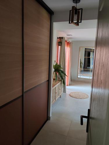 a hallway with a door leading to a room at Chambre chez l'habitant à Pernes les Fontaines in Pernes-les-Fontaines