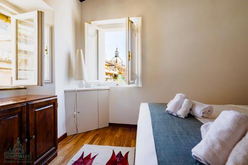 une chambre avec un lit et une fenêtre dans l'établissement Domus in Lauro, à Rome