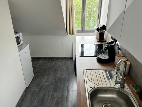 Kuchyň nebo kuchyňský kout v ubytování Proche centre - parking securisé