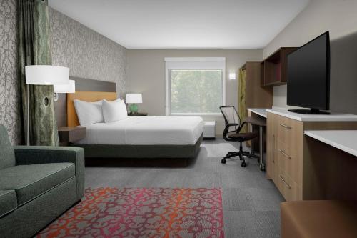una camera d'albergo con un letto e una scrivania di Home2 Suites By Hilton Poughkeepsie a Poughkeepsie