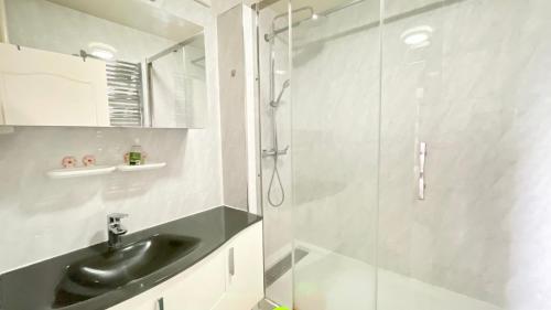 une salle de bain avec un lavabo et une douche dans l'établissement 108 - Spacieux Appartement de 90m2, à Aubervilliers