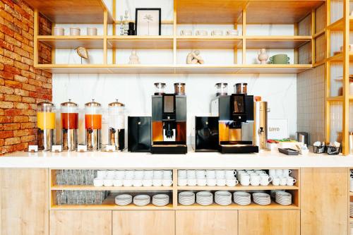 a coffee shop with two coffee machines on a shelf at Hilton Garden Inn Radom in Radom