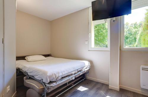 a small room with a bed and a television at Brit Hotel Reims La Pompelle in Reims