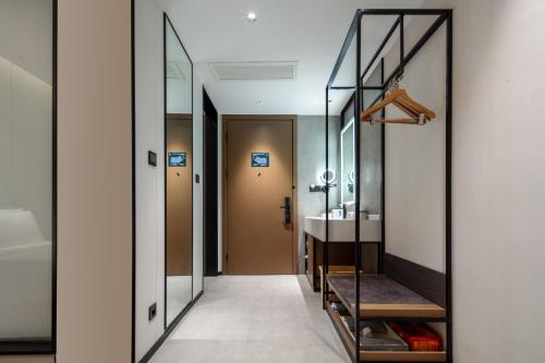 Ένα ή περισσότερα κρεβάτια σε δωμάτιο στο Atour Hotel Suzhou New District Science and Technology City