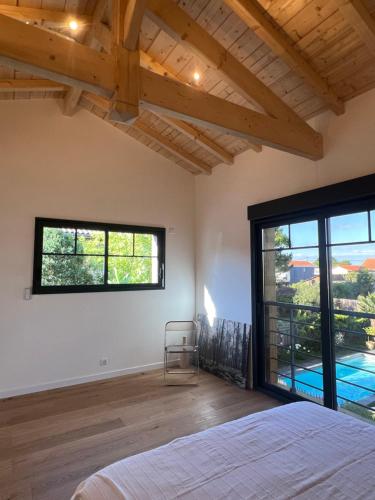 une chambre avec un lit et une grande fenêtre dans l'établissement Maison en première ligne port de La Teste de Buch, à La Teste-de-Buch