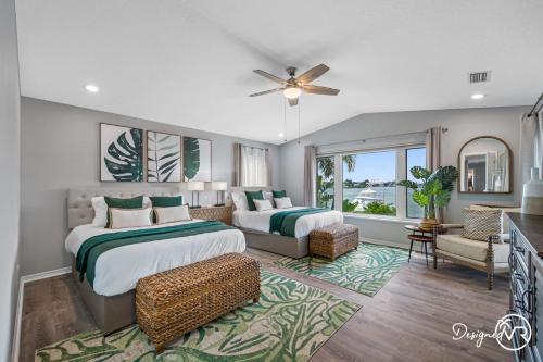 Giường trong phòng chung tại 8BR w Heated Pool Waterview - Close to Beach