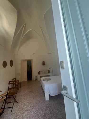 a bedroom with a bed and a table and chairs at L’Edicola Votiva in Casarano