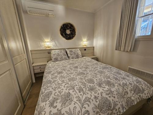 - une chambre avec un lit et 2 oreillers dans l'établissement Magnifique appartement aux marines de Gassin, à Gassin