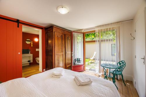 Postel nebo postele na pokoji v ubytování Moulin de Retord, côté étang - Chambres d'hôtes