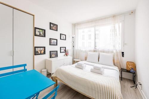 une chambre avec deux lits et une fenêtre dans l'établissement Studio Rénové 2 pers République Bastille Paris 11, à Paris