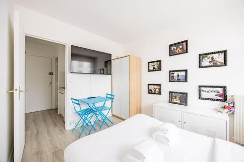 une chambre blanche avec un lit et une table dans l'établissement Studio Rénové 2 pers République Bastille Paris 11, à Paris