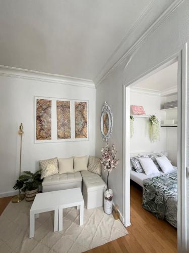 un salon avec un canapé et un lit dans l'établissement Magnifique 2p avec vue sur le Sacré Coeur, à Paris