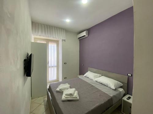 um quarto com uma cama com duas toalhas em Appartamento Orchidea em Nápoles