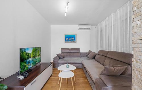 Posedenie v ubytovaní 3 Bedroom Lovely Apartment In Sibenik