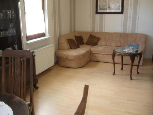 een woonkamer met een bank en een tafel bij Fewo im Neuseenland 2 in Rötha