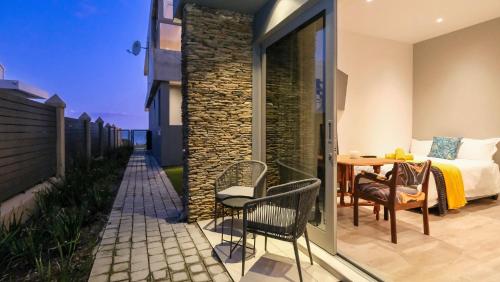 Balkón nebo terasa v ubytování Glentana Beach Villa