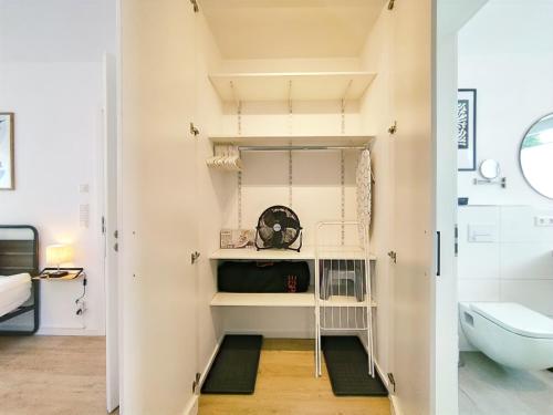 a small bathroom with a sink and a toilet at CityVibe Apartment für bis zu 4 in Erlangen