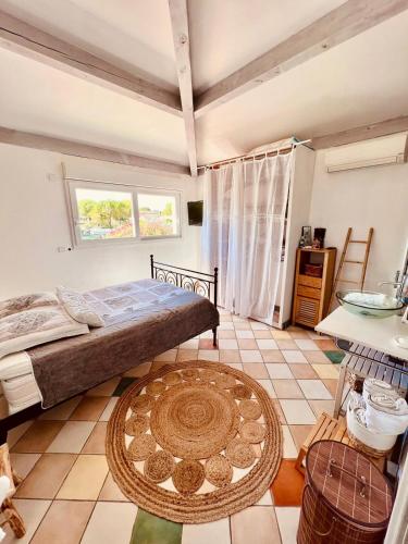 une chambre avec un lit et une table dans l'établissement Villa spacieuse avec pisicne, à Villetelle