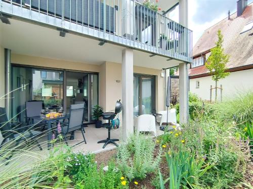 a patio of a house with a balcony at CityVibe Apartment für bis zu 4 in Erlangen