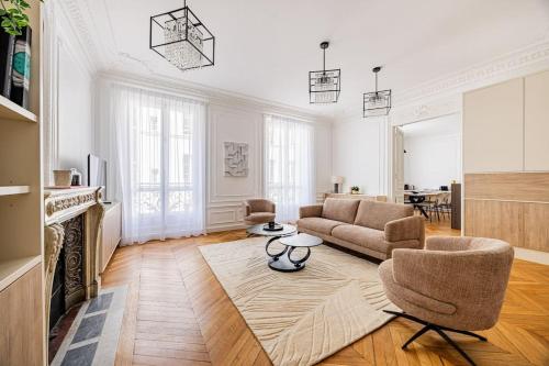 - un salon avec un canapé, des chaises et une cheminée dans l'établissement Amazing Apartment # Champs Elysées # Paris 8 # AC, à Paris