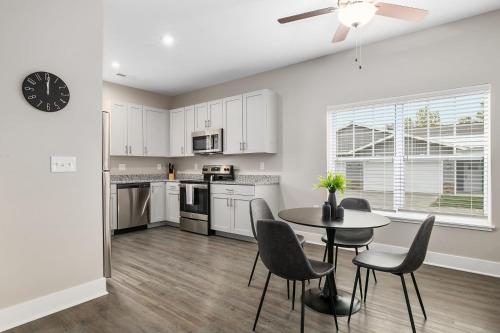 Modern New Build 4BR 4BA Two Condo w Garage and Patioにあるキッチンまたは簡易キッチン