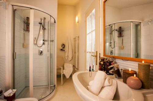 Ett badrum på Hotel Locanda Rosy